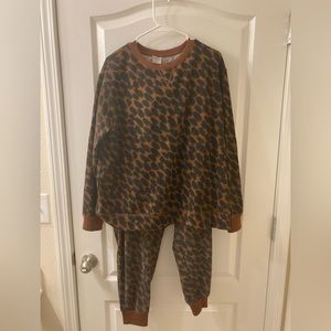 Comfy Set. Size Xtra Large. Leopard pattern design.
